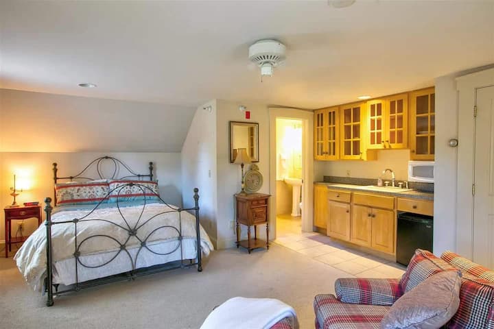 Suite 2 w/queen bed and bathroom.