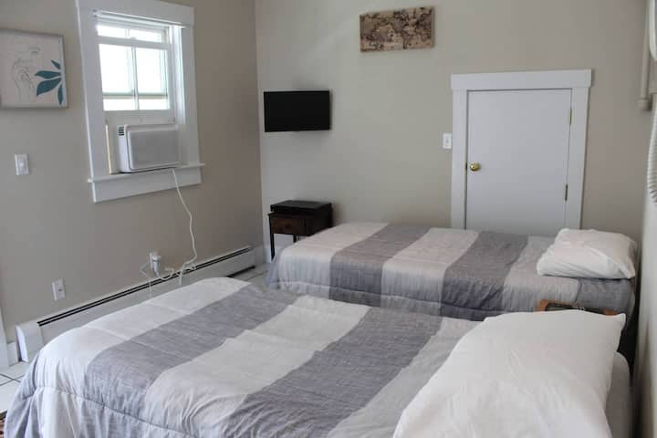 Bedroom in main house w/2 twin beds and bathroom.