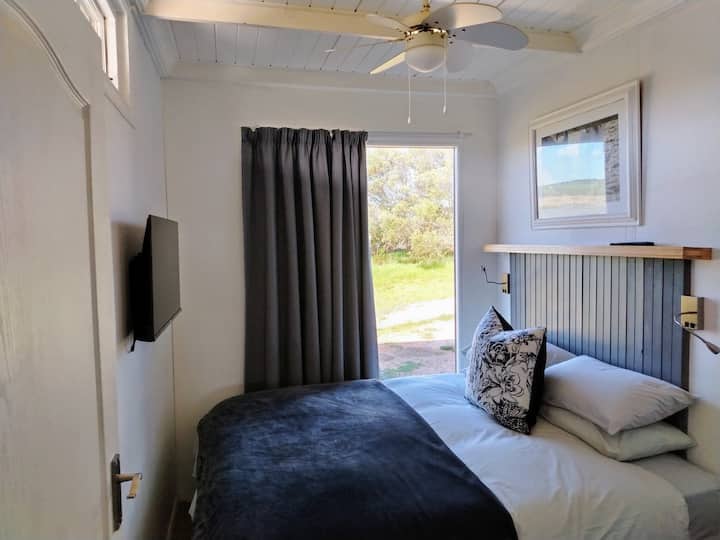 בחדר השינה יש מיטת קווין סייז וטלוויזיה חכמה 