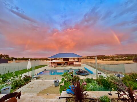 Country views-2 bedrooms q/s pool/spa/wifi/aircon
