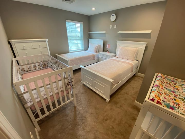 Третата спална соба е простор погоден за семејства со два удобни двокреветни кревета, детско креветче и маса за пресоблекување. Совршено и за мали и за возрасни. Дизајнирано за удобност и практичност за бебиња и родители. 