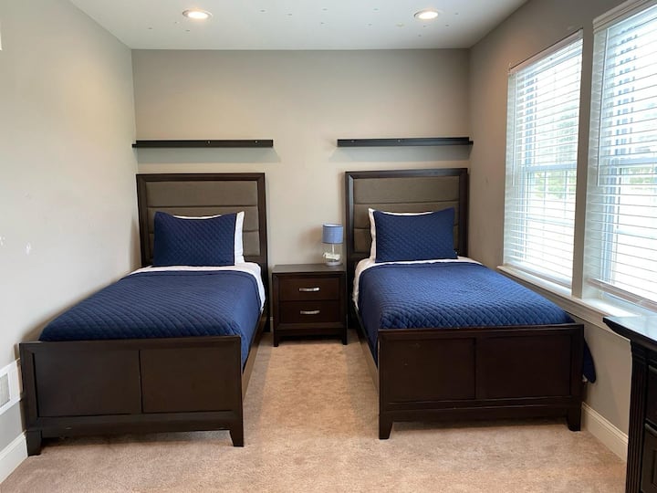 Во втората спална соба има два удобни двокреветни кревета, совршени за деца и возрасни. Со мека постелнина и пријатна атмосфера, ова е одличен простор за опуштање и полнење. 