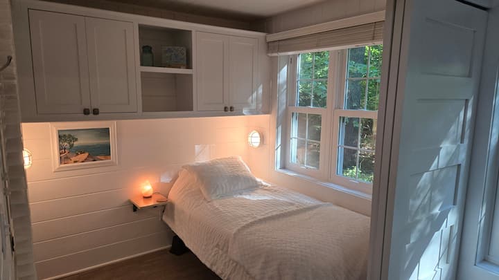 חדר שינה זוגי דרומי. הוא ממוקם ליד אזור הישיבה ליד האח.