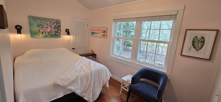 חדר שינה דרום קווין. חדר השינה הזה משקיף על מגרש מיוער. יש פנס קולמן על השידה...נחמד לטייל בשעת לילה מאוחרת.