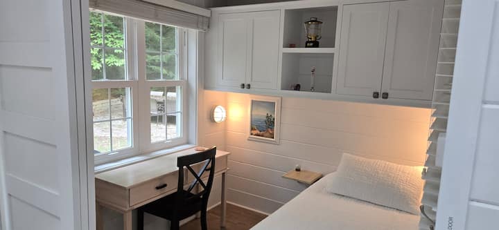 חדר שינה זוגי צפוני. הוא ממוקם ישירות מהסלון ומשקיף על החצר הצדדית.