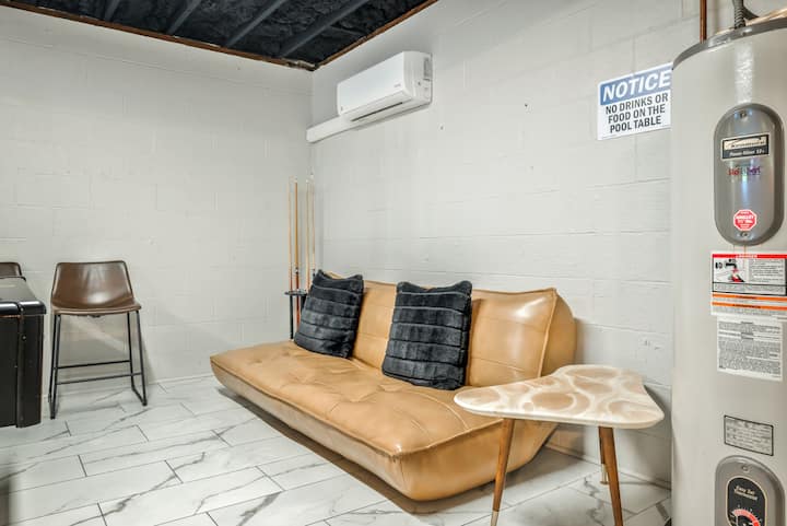 أريكة جلدية قابلة للطي لتصبح سريرًا إذا لزم الأمر.