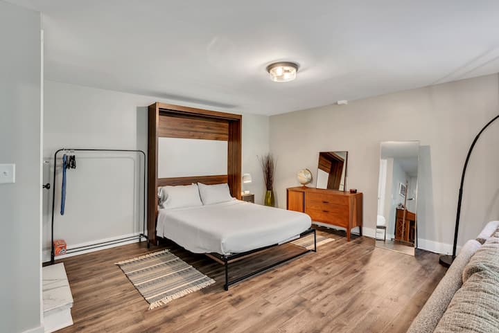 سرير ميرفي بحجم كوين! ملاءات ووسائد ولحاف أبيض! 