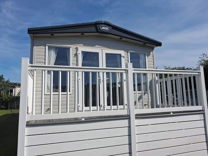 Caravan With Decking At Carlton Meres Ref 60010k - Saxmundham