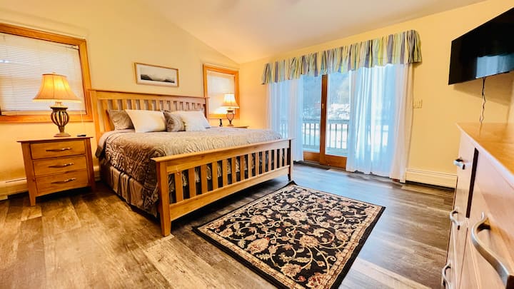 Chumba kikuu cha kulala chenye kitanda cha King chenye mwonekano wa bwawa na mlima. 