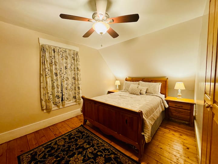 Chumba cha kulala cha ghorofa kilicho na kitanda aina ya queen 