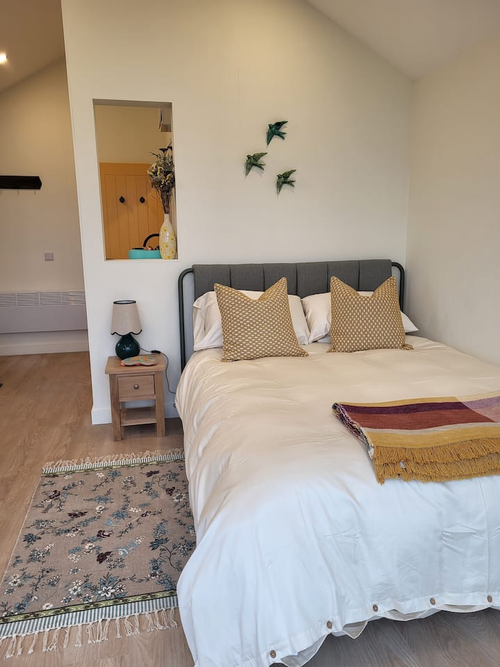 Kingsize bed met een mooi uitzicht