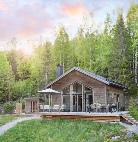 Scandi retreat with sauna, lake and ski slope views