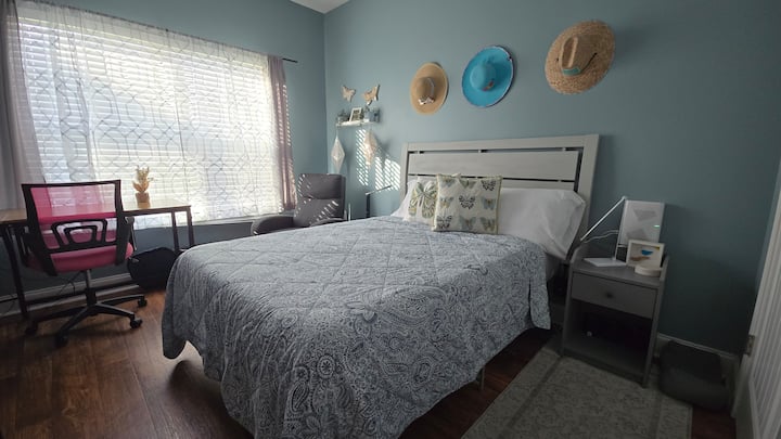 Para el nómada digital, este espacioso dormitorio cuenta con enormes ventanales con vista al patio trasero cercado, un gran escritorio en esquina, una cómoda, un televisor inteligente de 42 pulgadas y una lujosa cama de tamaño completo. ¡Relájate en tu propio sillón reclinable cuando termines de trabajar!