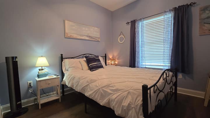 ¡Encontrarás paz en esta habitación con cama tamaño queen, bellamente decorada y recientemente renovada! Con una nueva lujosa cama tamaño queen con edredón de plumas de ganso, un televisor inteligente de 42pulgadas, ventilador de techo, cajones de almacenamiento,  armario y taburete.