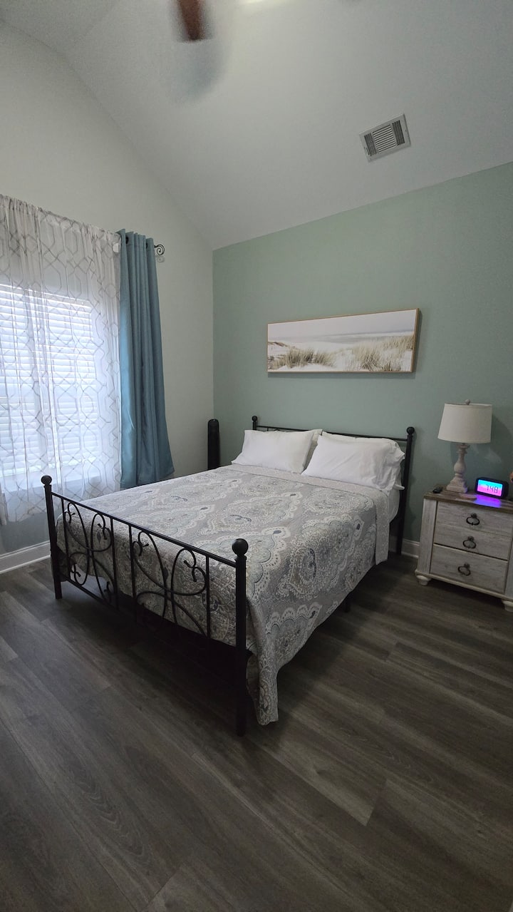 Relájate en este hermoso refugio recién renovado con techo abovedado, tocador de tamaño completo, armario y TV de 42 pulgadas.  Cama tamaño queen Sienna de primera calidad con sábanas limpias. Se encuentra justo enfrente del pasillo del baño privado.