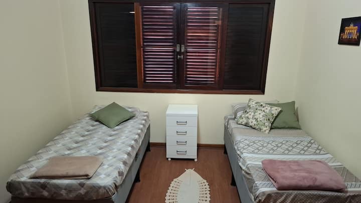 Prostrana i prozračna soba za najviše 2 osobe, s ugrađenim ormarom, noćnim ormarićem s ladicama, radnim stolom, ventilatorom, ogledalom i daskom za glačanje.