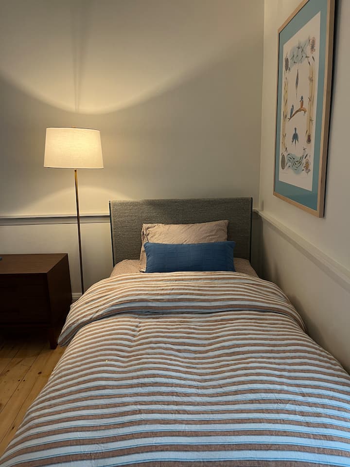 Ova prostorija ima dva odvojena kreveta i walk-in garderobu.