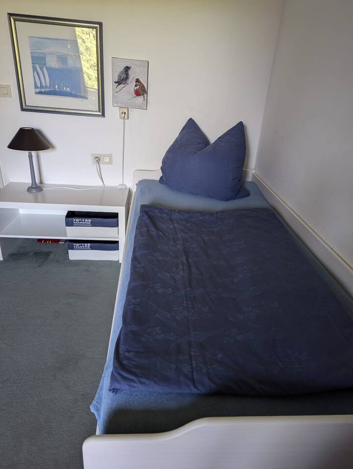 La llamada habitación infantil o dormitorio 2 tiene una cama de 1x2 m que se puede sacar a doble ancho. También hay colchones disponibles para la gran zona de estar. 