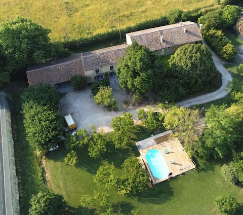 84 B7 - Accommodation in a charming 18th century
