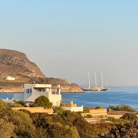 maison cycladique face à la mer