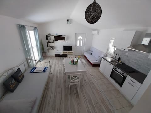 Successful Airbnb property: A2 Silov apartment (2+2) Žaborić seaview in Žaborić