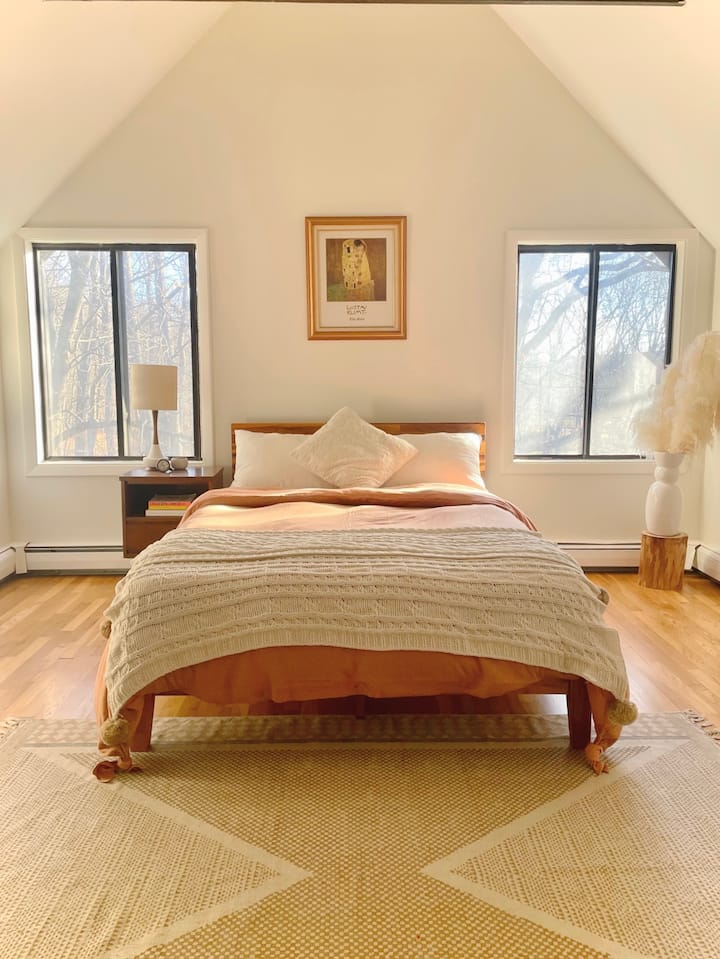 Fungua Chumba cha kulala cha Roshani chenye bafu la kujitegemea