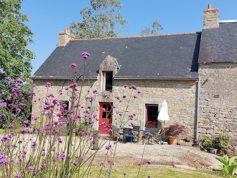 Well-equipped stylish cottage 30 mins from the sea