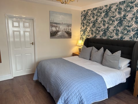 Successful Airbnb property: Seaside luxury apartment, private parking, sky tv in Sunderland