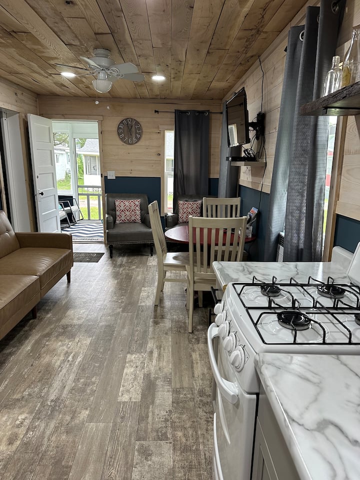 Bluebird Cottage In Vacation Lane. - Ludington, MI