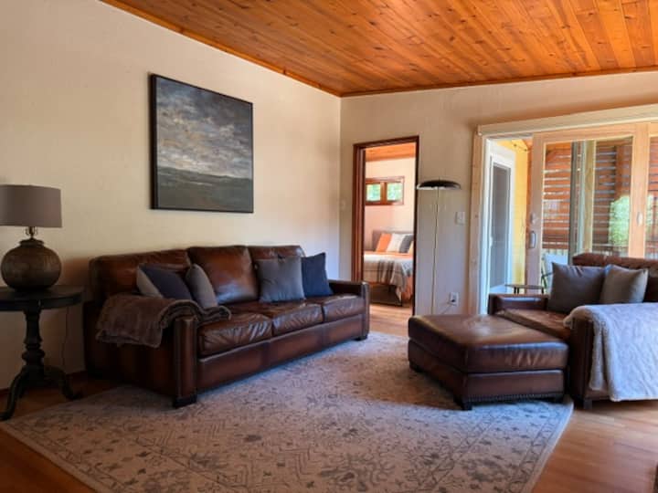 Greentree Cottage- Hot Tub
Walk To Russian River - Guerneville, CA