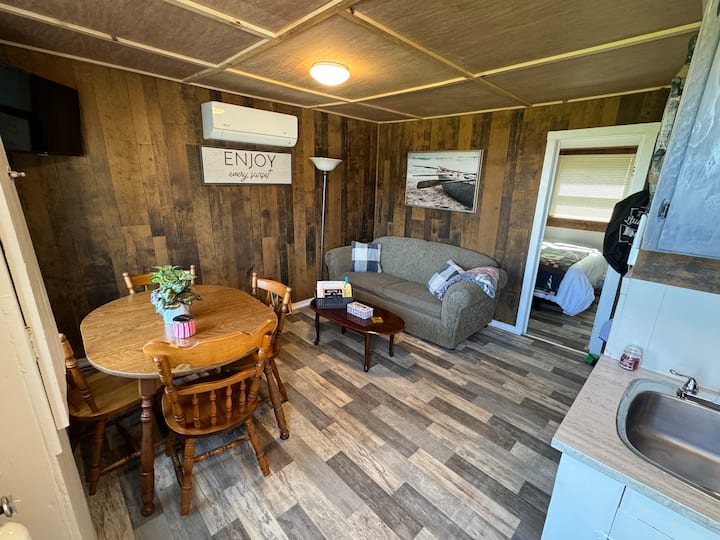 Nicola's Nook: Cute 1 Bedroom Cottage, Lake View - Inverness