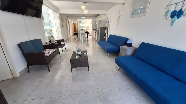 ห้องนั่งเล่นพร้อมทีวีโต๊ะกาแฟโซฟา 2 ตัว