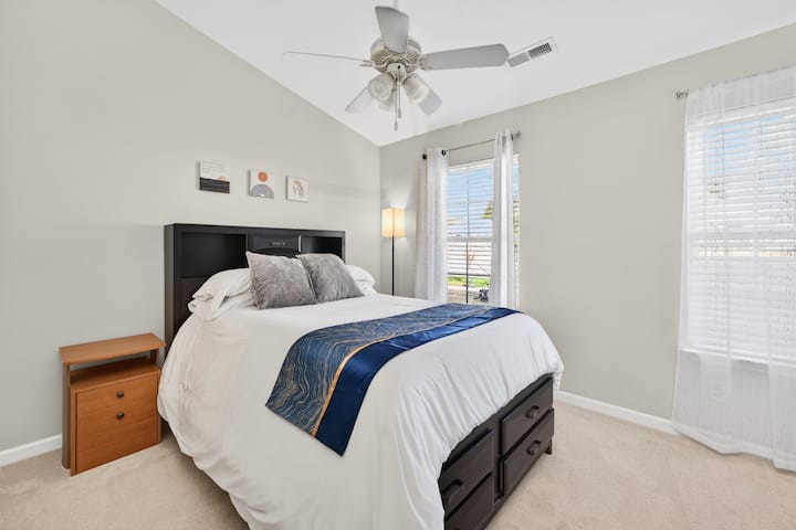 Quarto aconchegante e elegante com cama queen-size — perfeito para a família ou hóspedes adicionais.