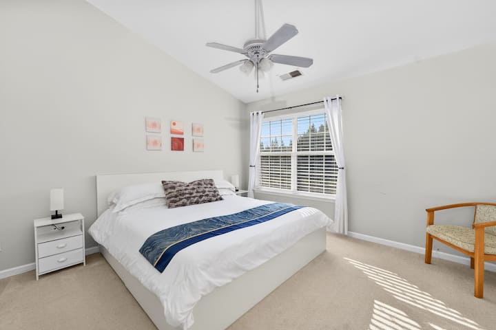 Relaxe em um quarto espaçoso com cama king-size, projetado para oferecer conforto e um sono reparador.