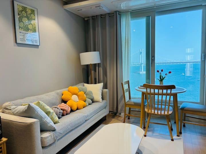 Pick up the atmosphere in the living room and come for a glass of wine☺️
It's quieter than the neighborhood izakaya, and you can see the bridge well.❤️