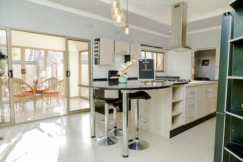 EMC Luxury Villa with| Pool|Dstv|WiFi |in lusaka