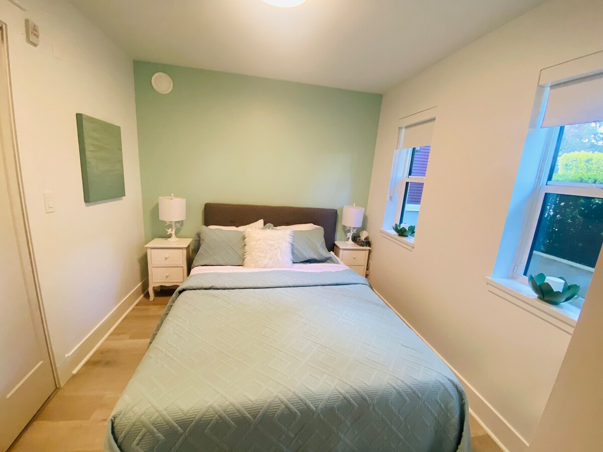 Cama tamaño queen con cómodo colchón Endy, firmeza media.