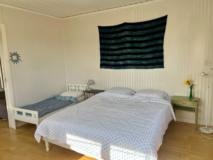 Spálňa s manželskou posteľou 160 cm a detskou posteľou.