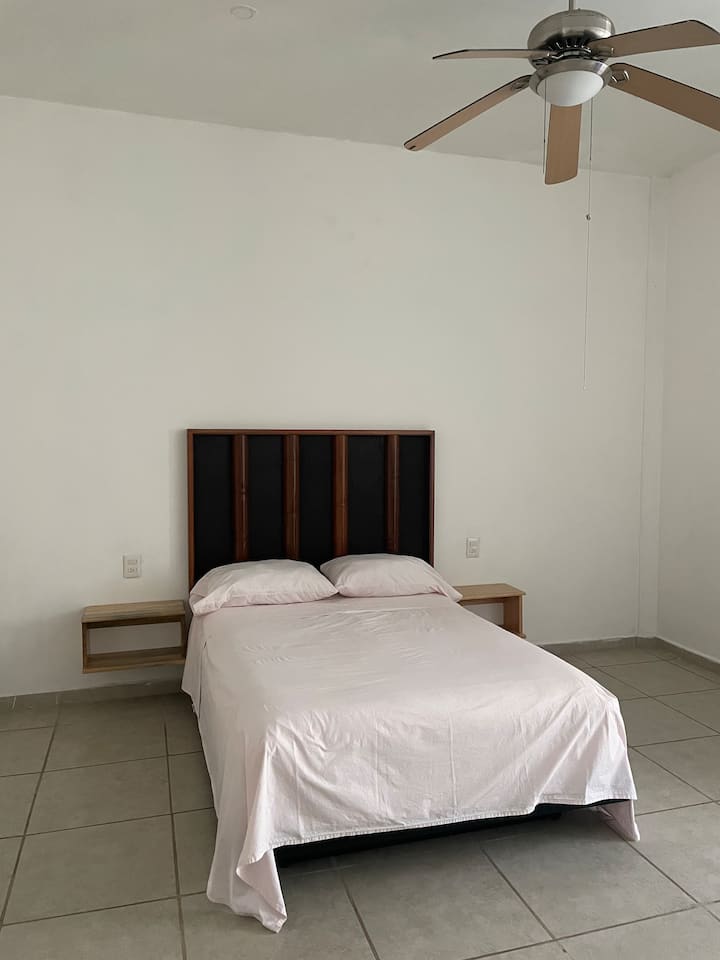 ห้อง 4: เตียงใหญ่โซฟาเบดโต๊ะทำงานและห้องน้ำในตัว