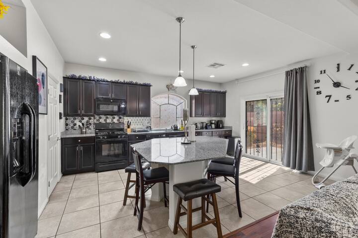 Holiday specials/ 5BR 10 min to airport &strip gallery image 5