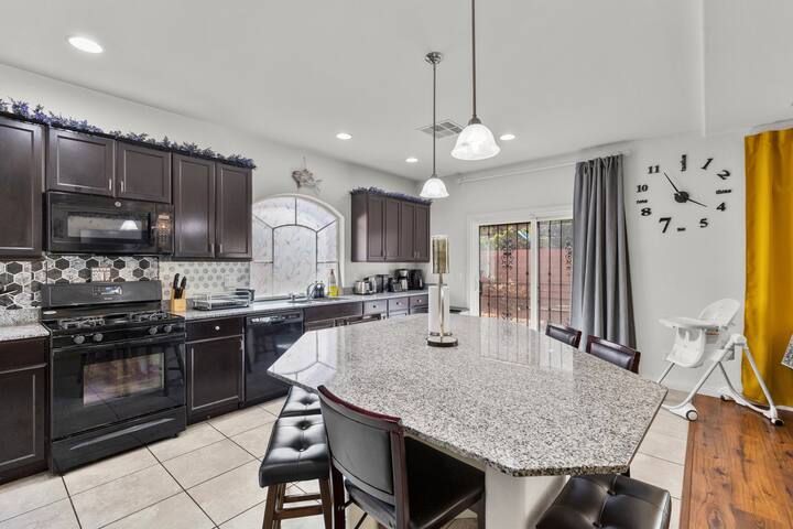 Holiday specials/ 5BR 10 min to airport &strip gallery image 3