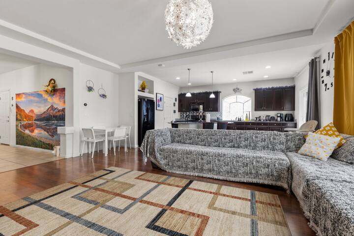 Holiday specials/ 5BR 10 min to airport &strip gallery image 4