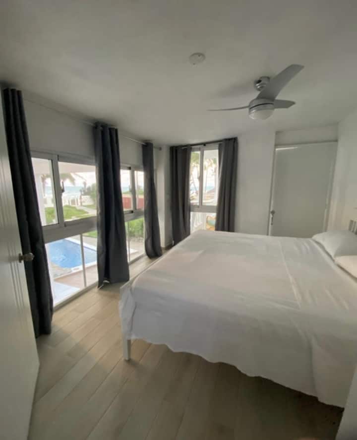 כל חדר שינה עודכן ושופץ לאחרונה עם חדרי רחצה פרטיים וכל הצרכים הבסיסיים שלכם.  