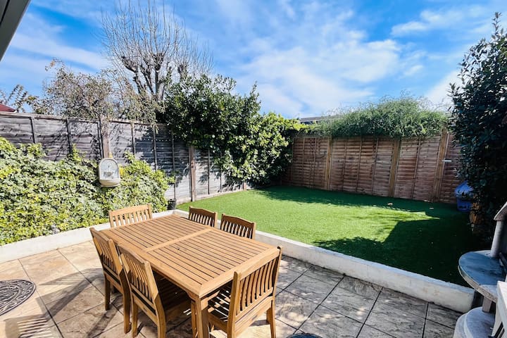 Stylish 2 bed 2 bath with garden in Wimbledon