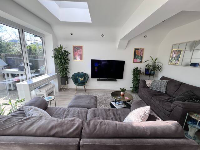 Stylish 2 bed 2 bath with garden in Wimbledon gallery image 5