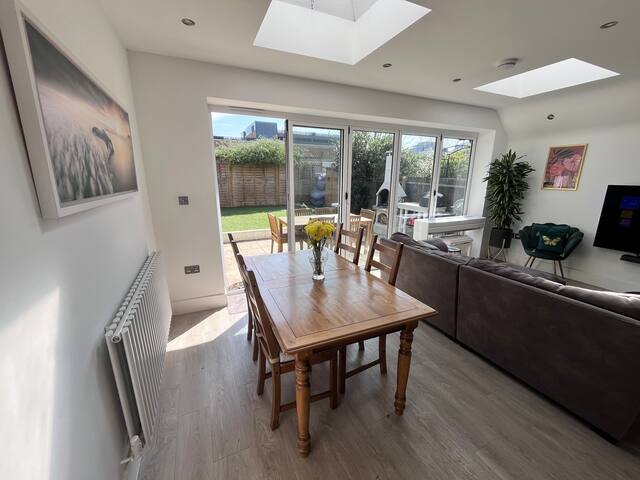 Stylish 2 bed 2 bath with garden in Wimbledon gallery image 4