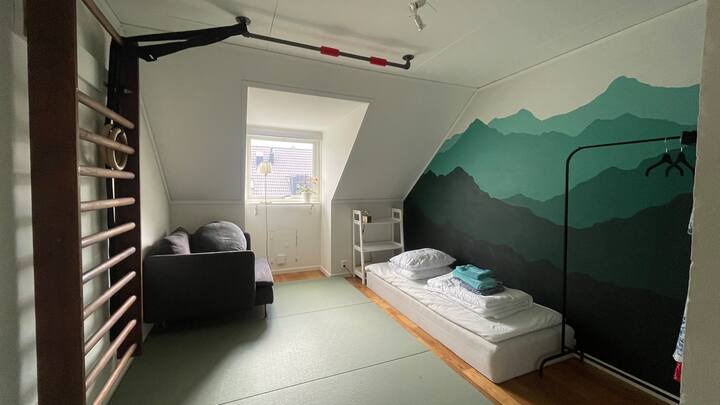 Dhoma mund të mobilohet me një ose dy krevate tek (80 cm gjerësi) dhe ka perde të errëta.