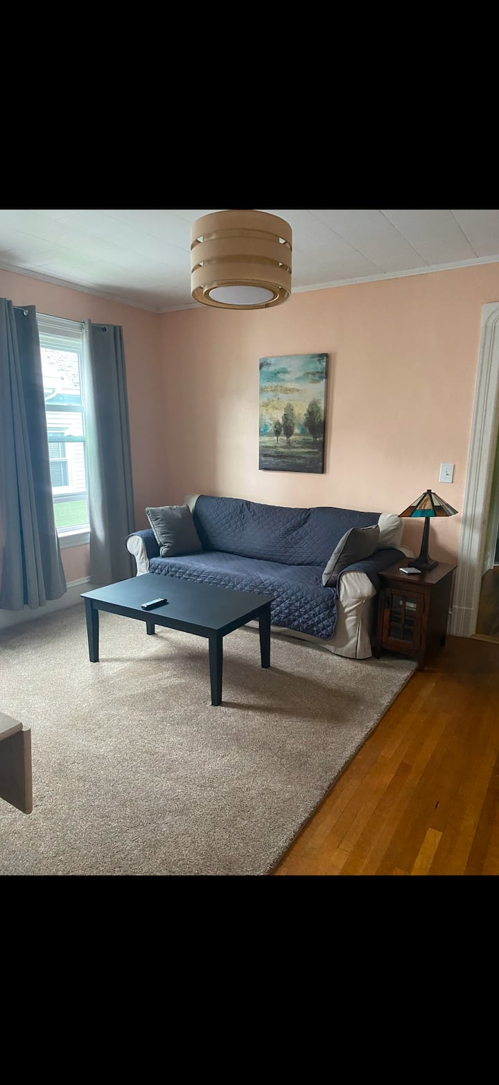 Quiet Bright & Sunny 2 Bedroom Apartment W/ Porch - Southampton, MA