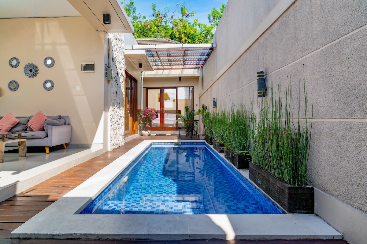 Villa in South Kuta · ★4.52 · 2 bedrooms · 2 beds · 3 private baths รายการ Airbnb เปรียบเทียบ