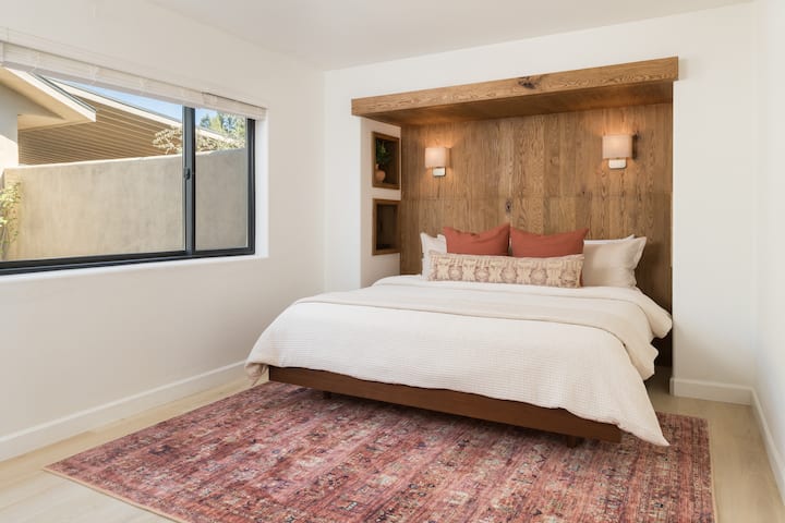Reposez-vous et ressourcez-vous sur un lit King Size dans une alcôve en chêne sur mesure.